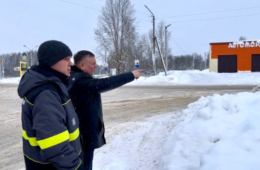глава района А.В. Голуб проверил работы по расчистке от снега дорог и общественных территорий г. Починка - фото - 2
