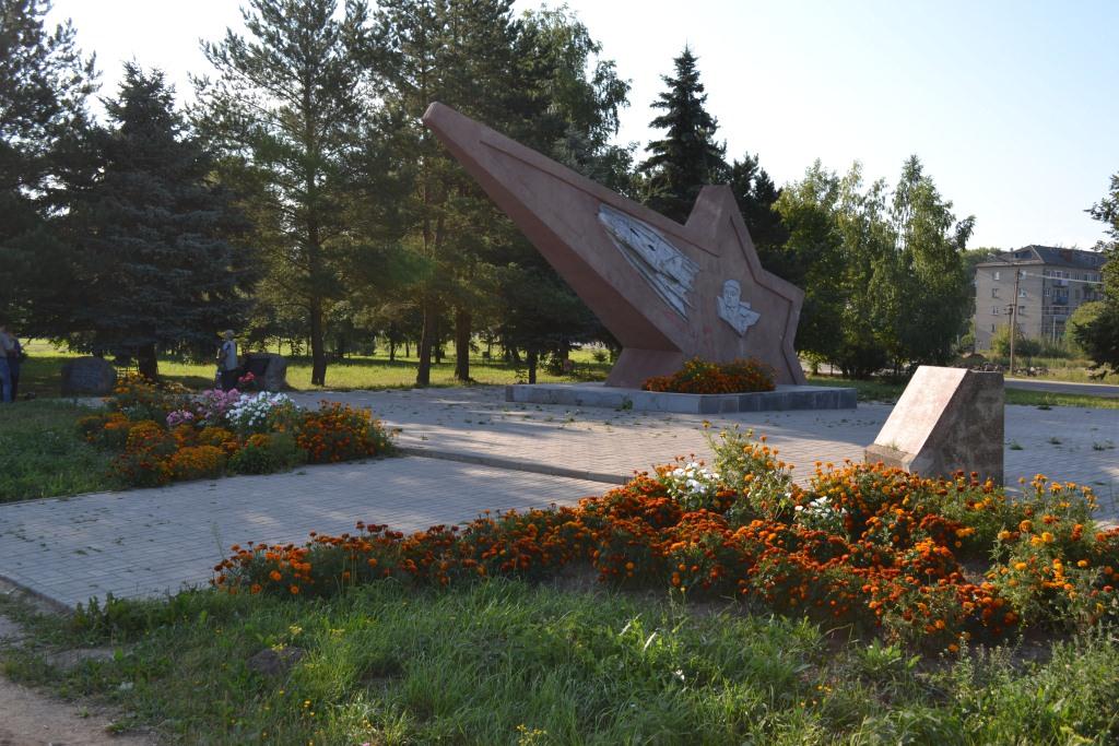 Город починок. Памятник Гастелло Починок. Памятник Гастелло Починок Смоленская область. Памятник Гастелло в Починке Смоленской области. Фото памятник Гастелло Починок.