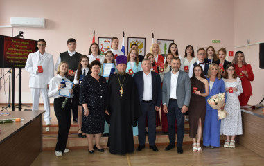 глава округа А.В. Голуб вручил медали «За особые успехи в учении» выпускникам школ - фото - 7