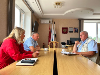 глава округа Александр Голуб провел рабочую встречу с председателем Смоленского Профобъединения Евгением Ивановичем Максименко - фото - 3