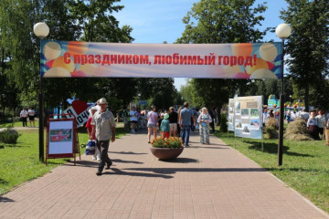 поздравление Главы округа А.В. Голуба с Днем города Починка - фото - 1