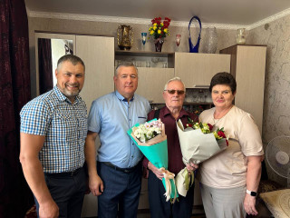 глава округа Александр Голуб поздравил с юбилеем ветерана - фото - 3