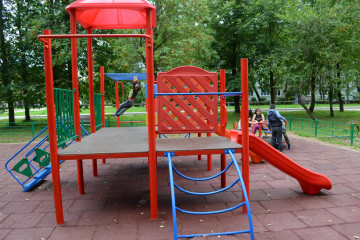 глава округа А. В. Голуб проверил благоустройство детской площадки в деревне Плоское - фото - 5