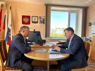 глава округа Александр Голуб провел рабочую встречу с Михаилом Ковалевым, координатором Смоленского регионального отделения ЛДПР, депутатом Смоленской областной Думы - фото - 1