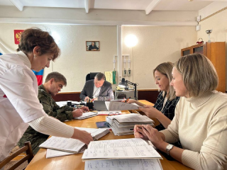 глава округа А.В. Голуб принял участие в работе призывной комиссии - фото - 5