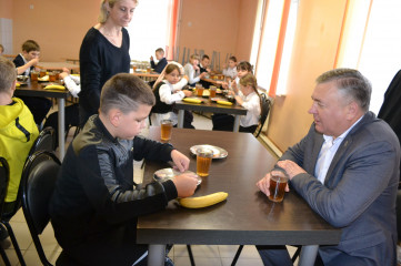 глава округа Александр Голуб проверил организацию и качество горячего питания в школе №2 г. Починка - фото - 6
