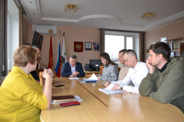 глава округа А. В. Голуб провел совещание по вопросам завершения 1- го этапа реконструкции дороги в гарнизоне Шаталово - фото - 2