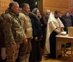 глава округа Александр Голуб принял участие в традиционном крещенском купании - фото - 5