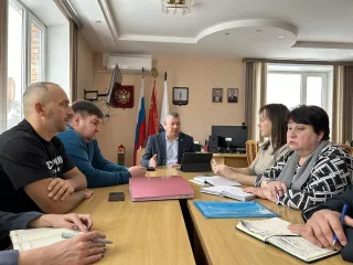 глава округа Александр Голуб провёл рабочее совещание с председателями территориальных комитетов по подготовке к паводкоопасному периоду 2026 года - фото - 2