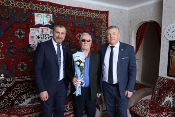 глава округа Александр Голуб поздравил ветерана Великой Отечественной войны с Днем защитника Отчества - фото - 2