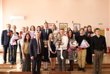 состоялась торжественная церемония вручения ключей от новых квартир в городе Починок - фото - 26