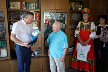 глава округа А.В. Голуб поздравил с 90-летием Ланкина Владимира Семеновича - фото - 3