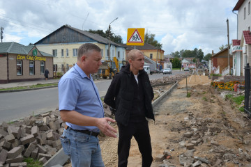 глава района А.В. Голуб проинспектировал выполнение ремонтных работ по ул. Советской - фото - 2